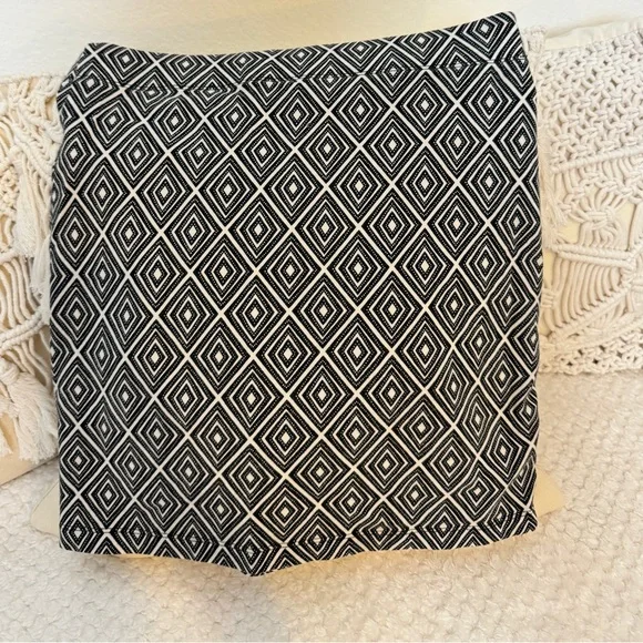 FOREVER 21 Miniskirt Boho Pattern, Bodycon. Black & White - Picture 4 of 5